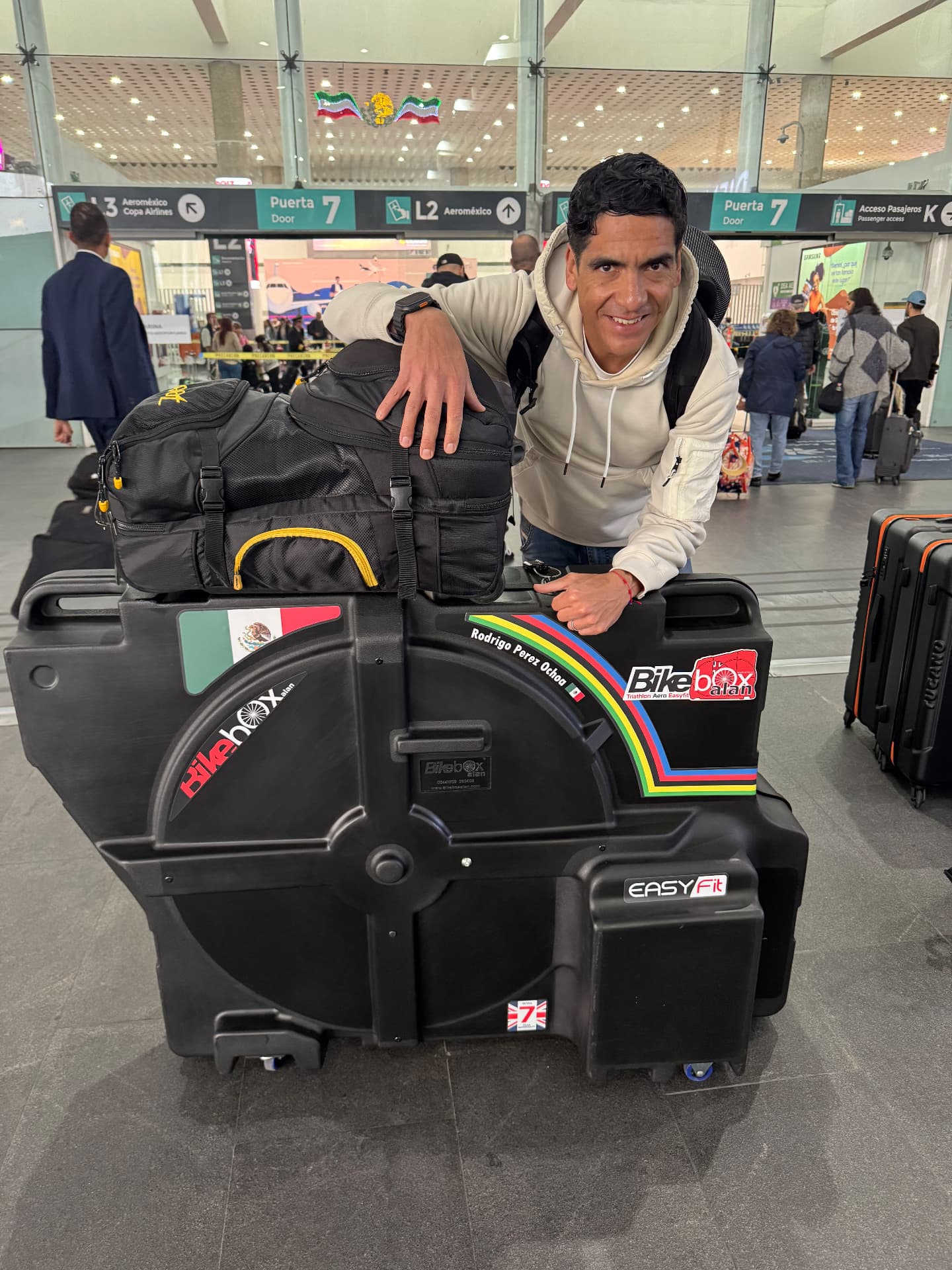 Rodrigo en el aeropuerto con su bicicleta embalada y el equipaje para Niza.