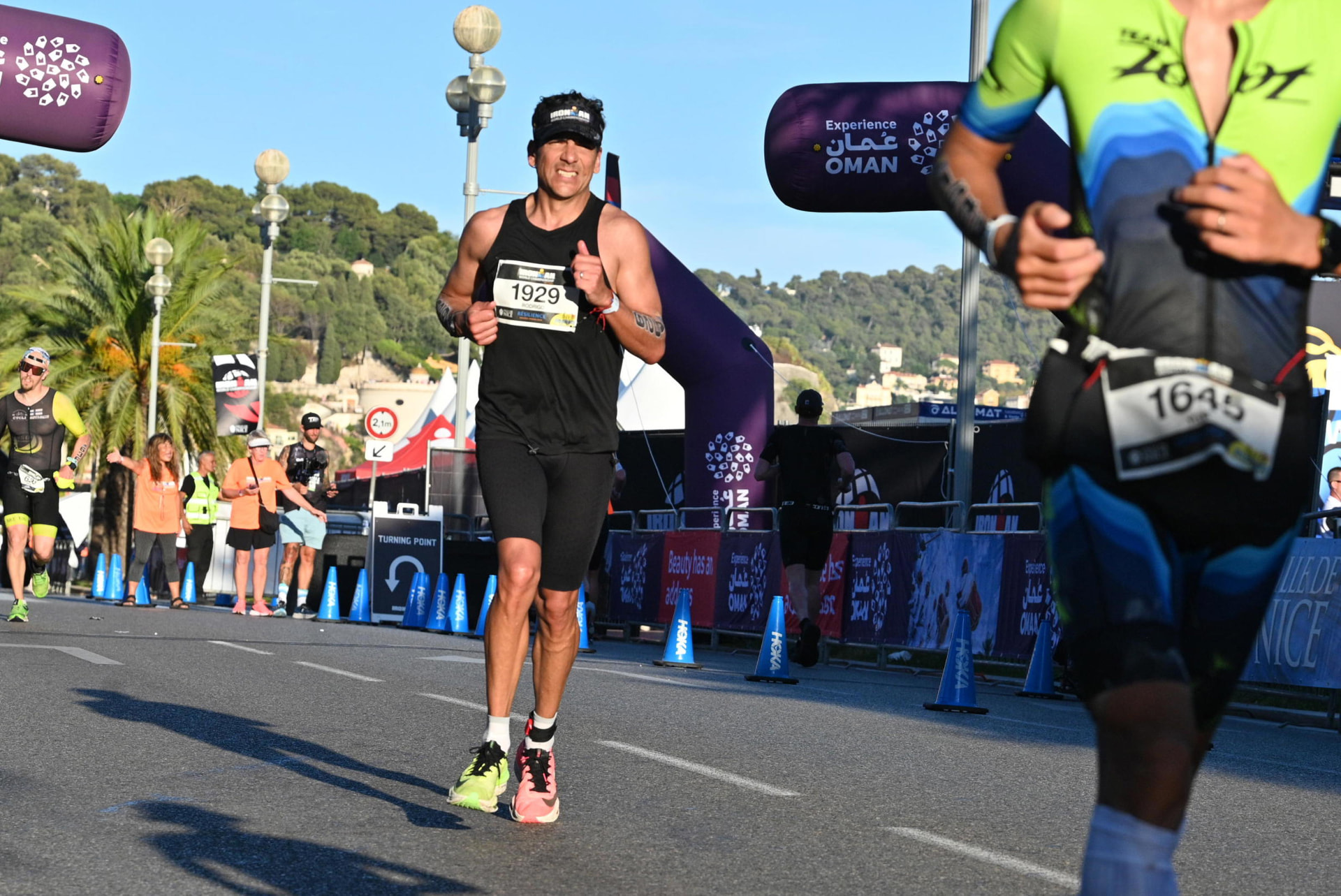 Rodrigo corriendo el maratón por el paseo de Niza con el número 1929.