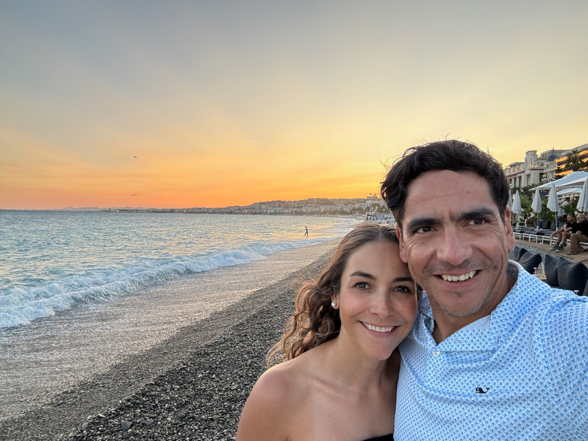 Rodrigo y Rox al atardecer en la playa de Niza.