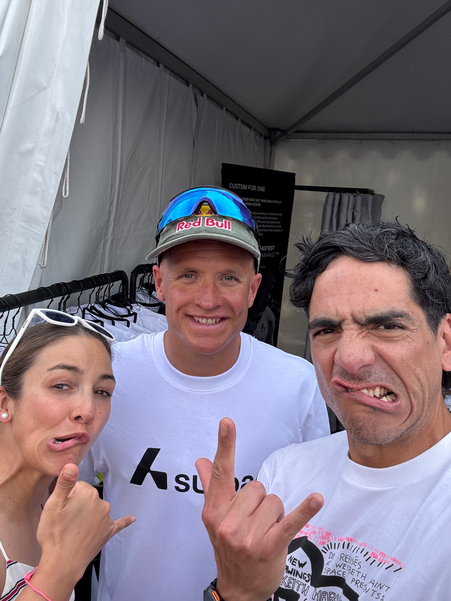 Rodrigo y Rox haciendo caras divertidas en la expo junto a un atleta profesional.