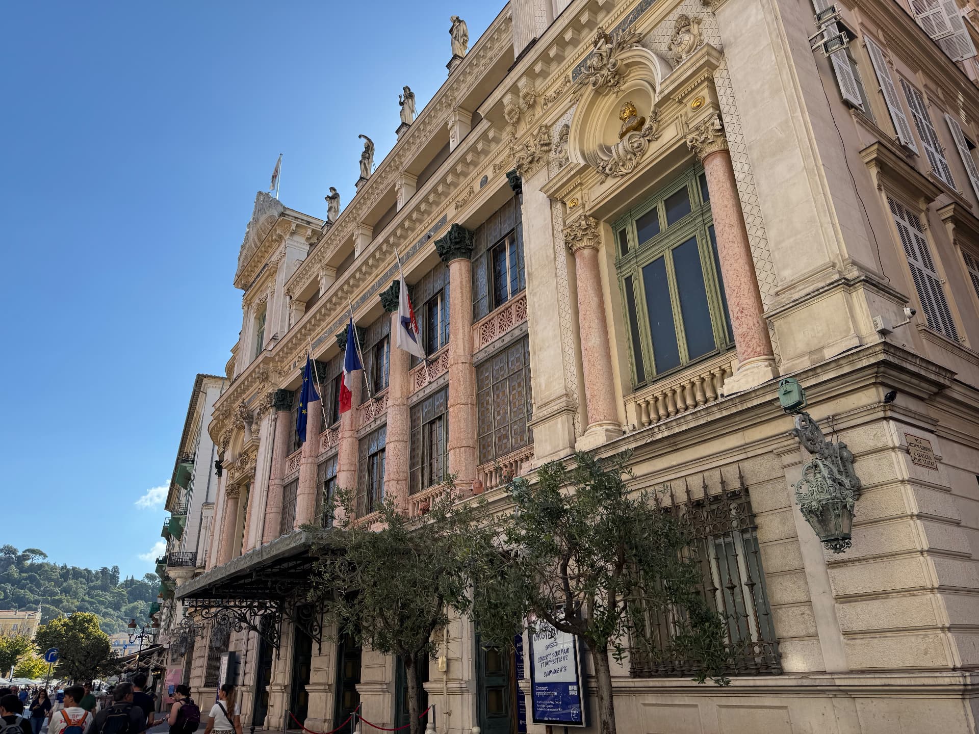 Fachada de la Ópera de Niza bajo un cielo azul.