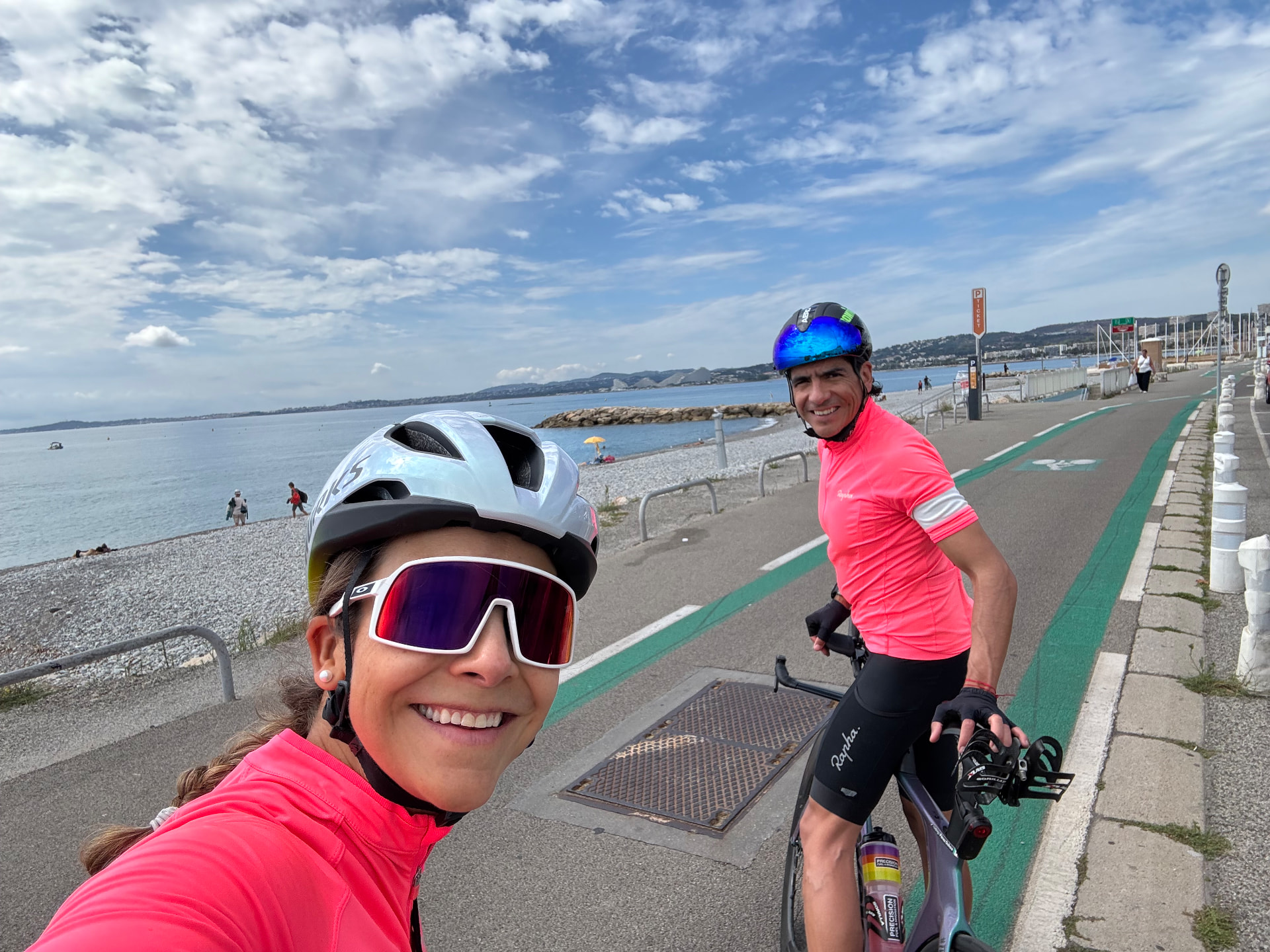 Rodrigo y Rox en bicicleta junto al mar en la Costa Azul.