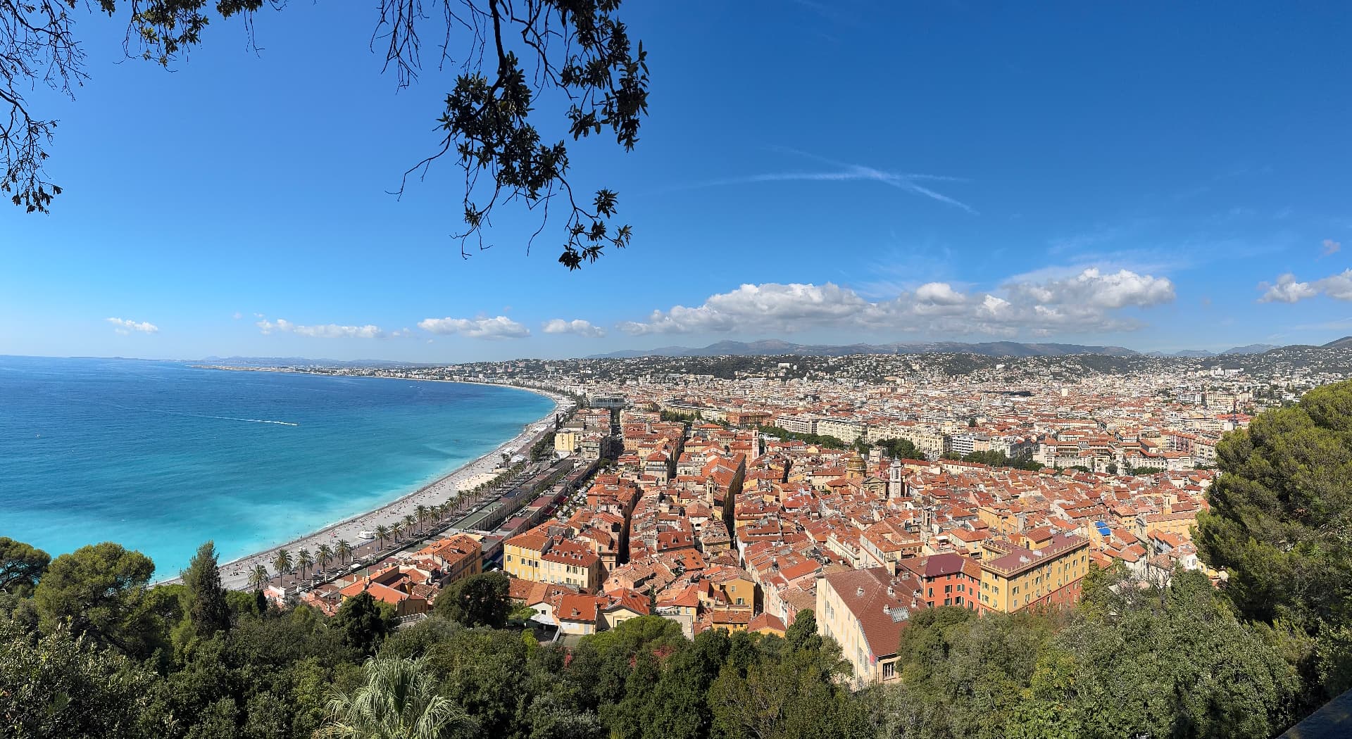 Vista panorámica de Niza desde el Parc de la Colline du Château, con el mar turquesa y los techos naranjas.