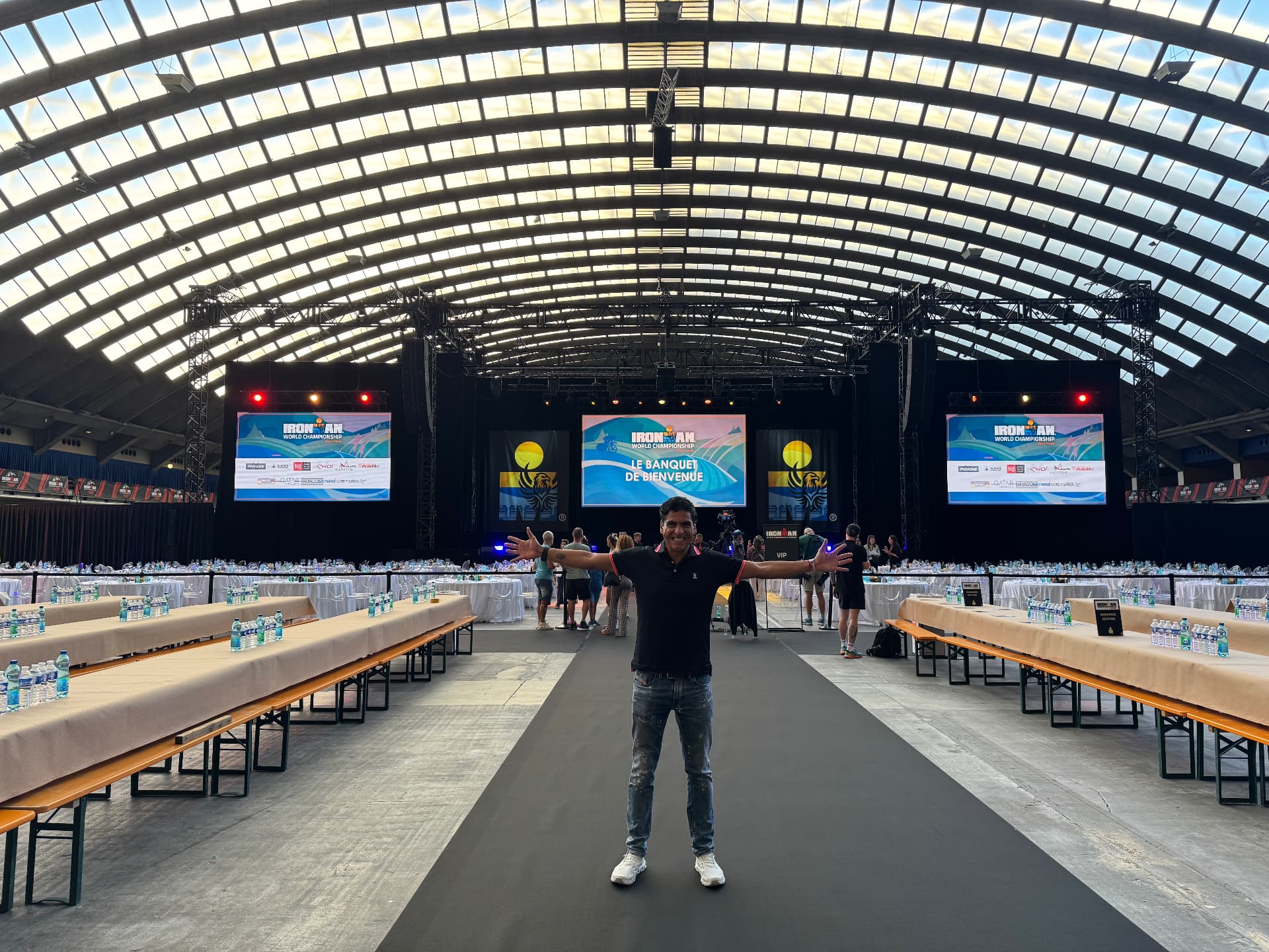 Rodrigo con los brazos abiertos en el salón del banquete de bienvenida.