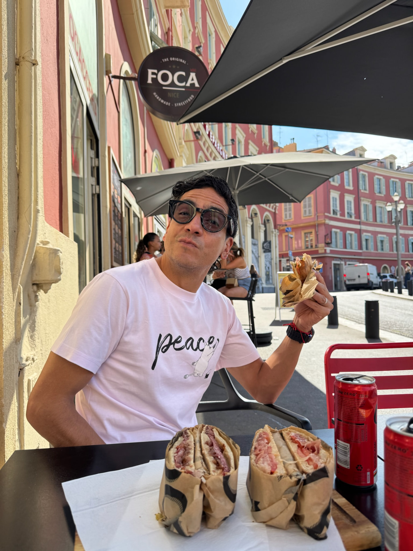 Rodrigo disfrutando paninis en una terraza de Niza.