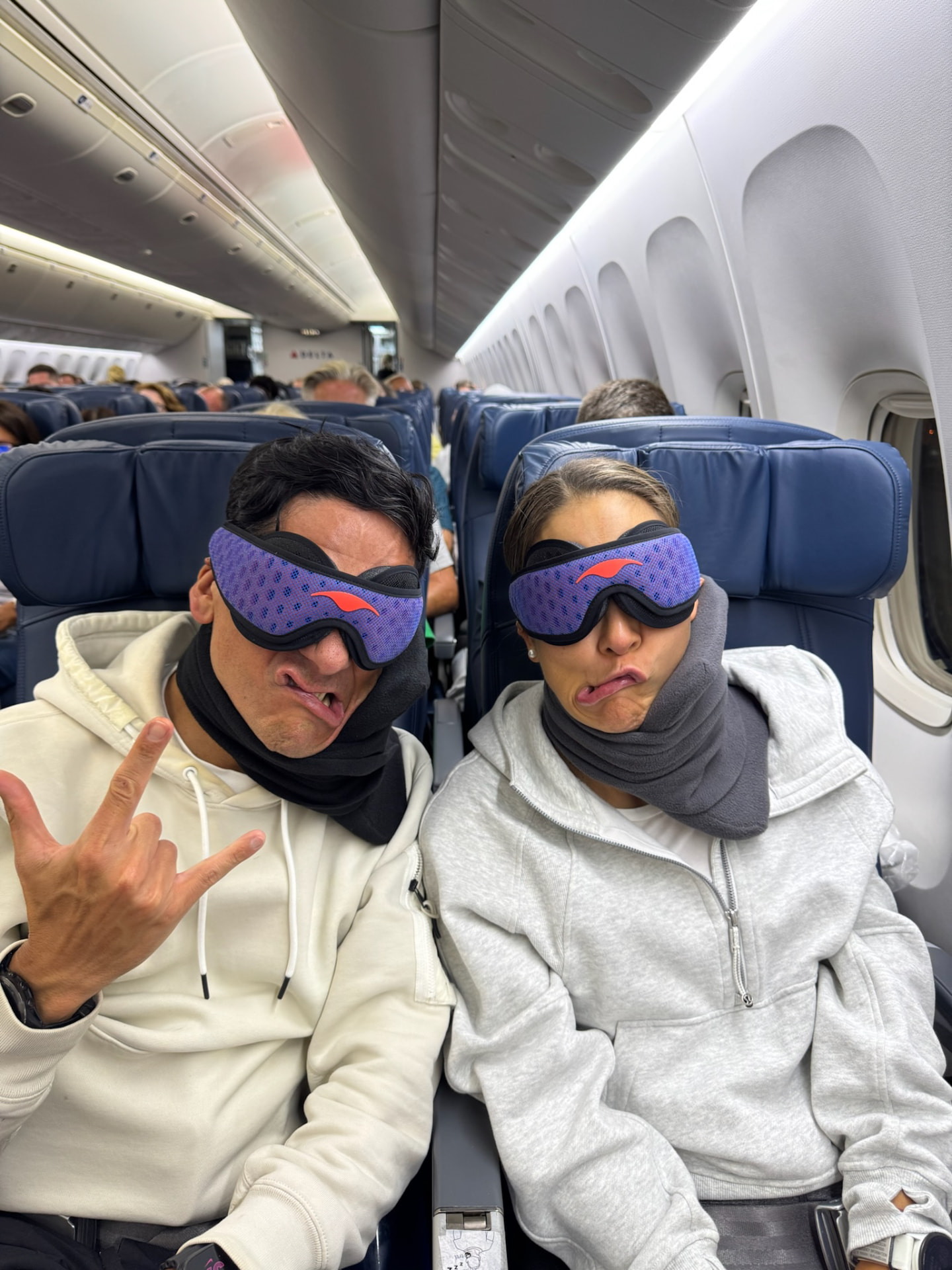 Rodrigo y Rox durante el largo vuelo hacia Niza.