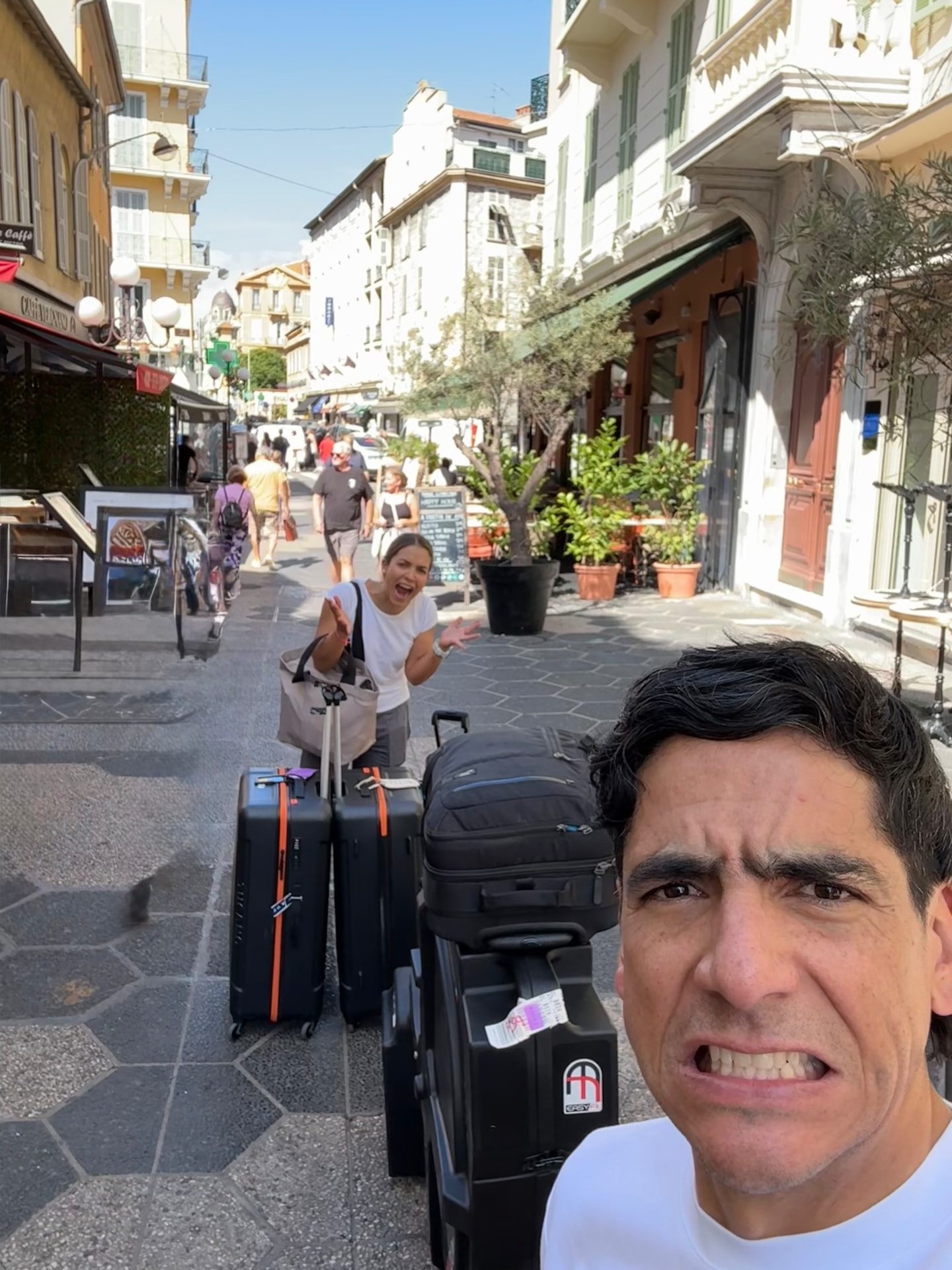 Rodrigo y Rox recorriendo las calles de Niza con varias maletas y la caja de la bicicleta.