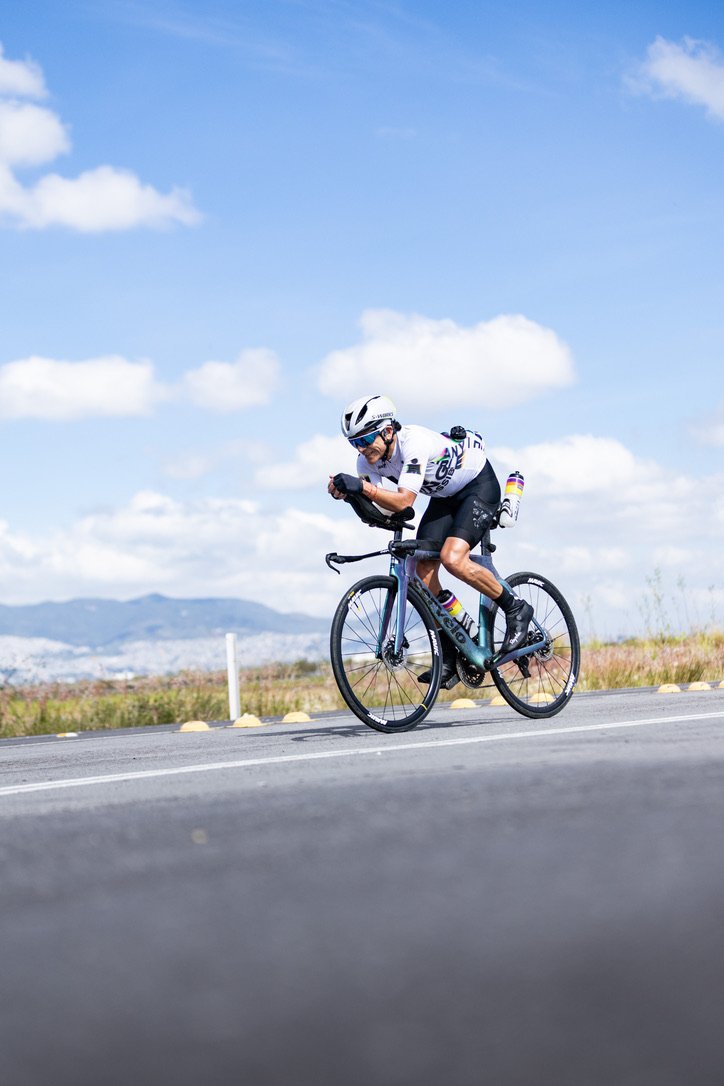 En la bici, en posición aero, durante un entrenamiento.