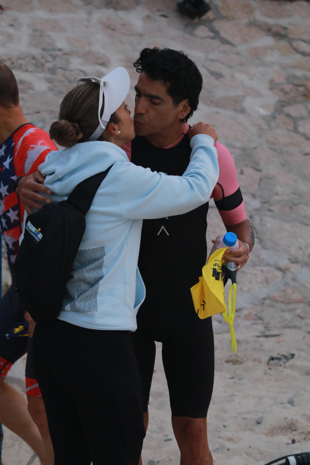 Rox abraza y besa a Rodrigo, con el neopreno puesto, antes de la salida.